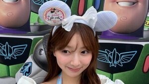 「ウエスト細すぎ」NiziU・MIIHI ディズニーで“スタイル抜群”おなか見せコーデ披露！同じポーズ決めた“バズまみれ”ショットに「天使がいる！」