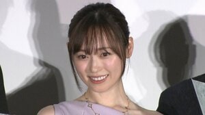福原遥 夫・久保建英と顔を寄せ合う2ショット公開し結婚を報告！直筆サインの文字がそっくり！？仲睦まじさが伝わる1枚に「本当に幸せそう」