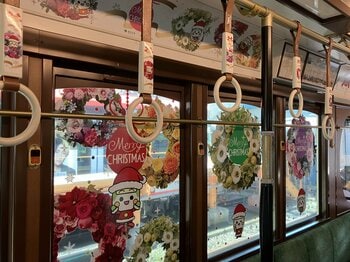 日比谷花壇が東京さくらトラム（都電荒川線）の「都電クリスマス号」を装飾。ホワイトクリスマスを想わせる、「とあらん」とクリスマスリースによる色彩豊かなフラワーグラフィックで華やかに彩ります！