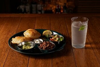 ジンと一緒に楽しむラムキーマカレーが新登場。ロッジライクなホテル「UNWIND HOTEL & BAR 札幌」と長沼町の人気店「シャンディニヴァースカフェ」のコラボで誕生したカレーを7/12～提供開始
