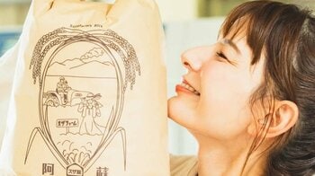 スザンヌ “稲刈り機”運転し初めての米作りが完結！「ウルウルきました」作業着で稲を片手にキラキラ笑顔を浮かべる様子に「食べてみたい」と反響