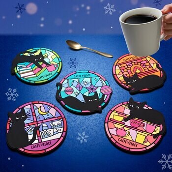 ステンドグラスに着想を得た、冬の暮らしを鮮やかに彩る黒ねこラバーコースターや“一人旅”がテーマの額縁マグネットがもらえる！『カフェ・ベローチェ』、12月18日より「黒ねこ冬の満喫キャンペーン」を開催