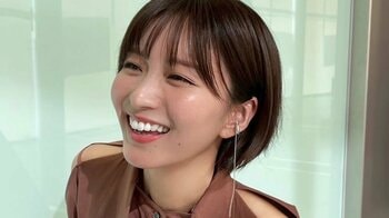 岡崎紗絵 ふんわり“萌え袖”カーディガン＆ニット帽の冬コーデ披露！色づく木々を背景にしたおでかけショットに「おしゃれすぎ」と反響