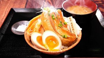 とろける角煮丼・豚バラで巻いたエビカツ丼…2024年“バズりメシ”人気グルメインフルエンサー3人が厳選