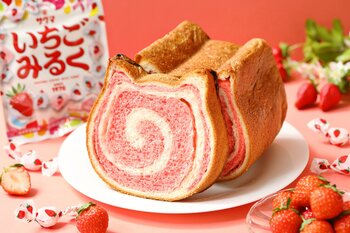 【ねこねこ食パン×サクマ製菓が初コラボ！】「いちごみるく」キャンディを生地に練り込んだコラボ限定フレーバー！ぐるぐる模様がキュートな『ねこねこ食パン ペロペロキャンディ』がオンラインストア限定で新登場