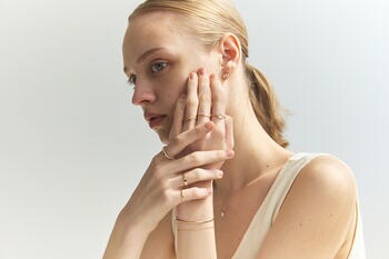 山梨発ジュエリーブランド【ANAPNOE（アナプノエ）】が阪急うめだ本店にてPOPUPを開催。今季のテーマ“光”をイメージした26SS新作ラインナップを先行発売！