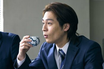 人見（松田元太）が営業部に異動！？体育会系の人物が集まる部署のある社員がドラァグクイーンであると発覚し騒然『人事の人見』第4話予告