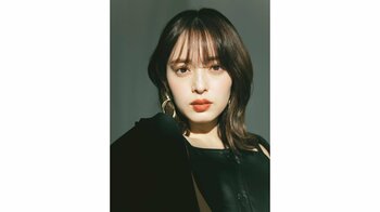 矢作穂香(28) 高級SUVを納車！「車が大きくて…」レプリカキーを抱いた笑顔のショットに「カッコ良すぎます！」