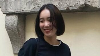 飯豊まりえ 超シンプルコーデでイタリアの街に溶け込む！「どこ切り取ってもオシャレ」さっそうと歩くクールなショットにも注目