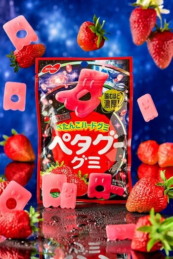 薄くてかたい“前人未踏食感”の人気グミ「ペタグーグミ」からシリーズ初のいちご味が登場！「ペタグーグミ いちご味」～噛むほどに広がる、香り高く甘酸っぱい濃厚ないちごの味わい～