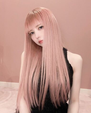 益若つばさ ピンクヘアで大胆イメチェン！ファンのリクエストで前髪は