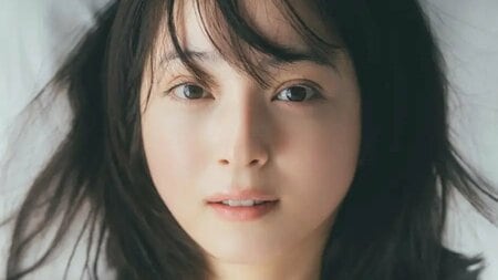 「気まずいほど目が合う」佐々木希のベッドルームでの姿やルームウェア姿などのカットが解禁　可愛すぎる日めくりカレンダーが登場！