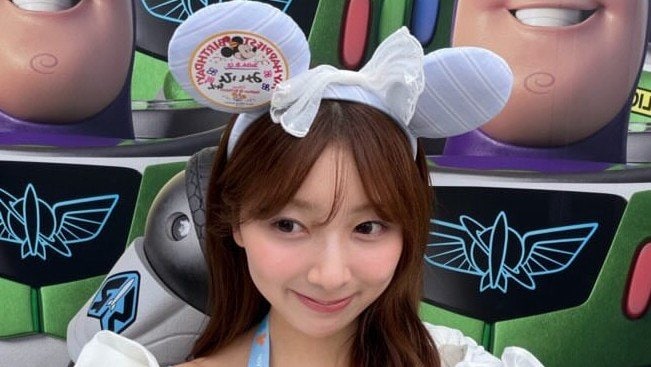 「ウエスト細すぎ」NiziU・MIIHI ディズニーで“スタイル抜群”おなか見せコーデ披露！同じポーズ決めた“バズまみれ”ショットに「天使がいる！」