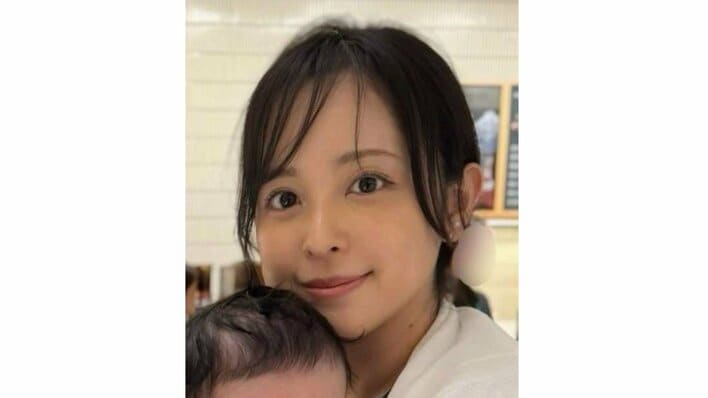 「娘ちゃん足長い」久慈暁子 生後3ヵ月長女とのお出かけ姿を公開！我が子いとおしそうに見つめる親子ツーショットに「あっという間に大きくなって」