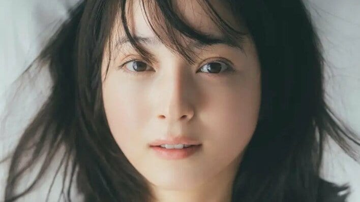 「気まずいほど目が合う」佐々木希のベッドルームでの姿やルームウェア姿などのカットが収録された可愛すぎる日めくりが登場！