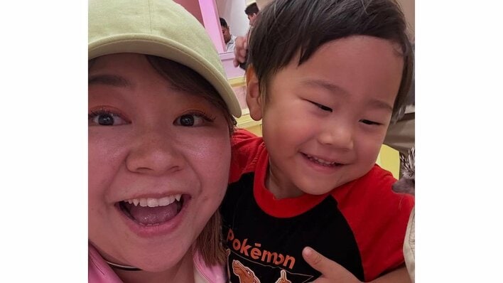 やしろ優 “そっくり”3歳息子＆愛犬と縁側でゴロン！おそろいポーズで最高な笑顔をみせる親子に「少年の顔になってる」「幸せ空間」