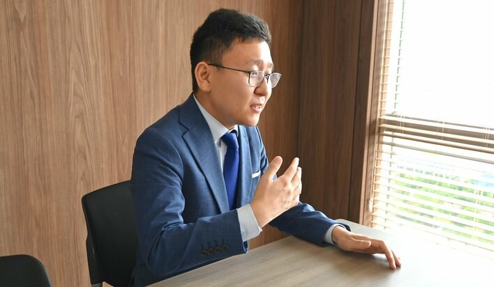 【画像】謙遜しつつ熱心に語る上垣皓太朗アナと、手作りした「かるた」の写真を見る