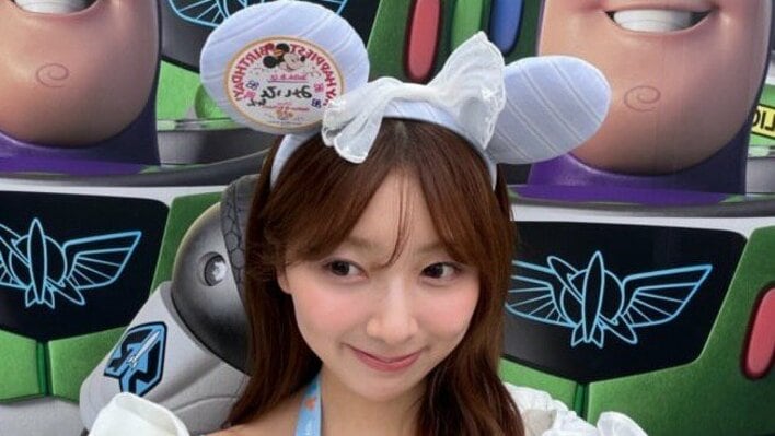 【画像8枚】「ウエスト細すぎ！」NiziU・MIIHI ディズニーでのスタイル抜群なおなか見せコーデを見る