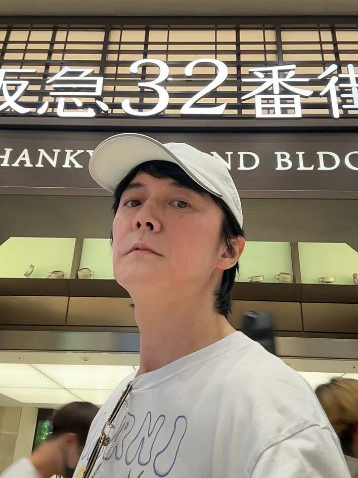 福山雅治 “変装なし”で大阪に降臨！プライベート感あふれる装いで堂々