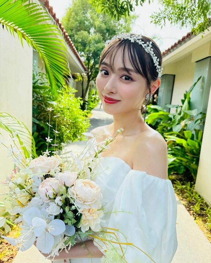 海×純白ドレスがまぶしい！内田理央 沖縄で美デコルテ際立つ