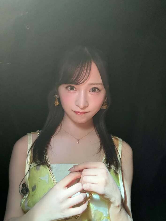美女神すぎる」小栗有以 新衣装はAKB48王道 赤チェックのミニスカ衣装