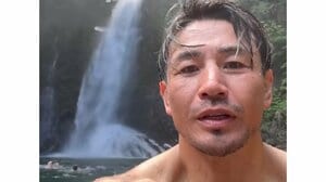 「ターザン化」魔裟斗(46) まるで彫刻！？な重厚ボディー披露！ 滝の前でたたずむ仁王立ちショットに「相変わらずすげえ体」