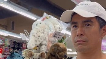 「筋肉すごい」伊藤英明 たくましい腕で人形を抱きしめる姿を公開！真顔で遊ぶシュールな様子に「おもちゃで遊んでる子供」