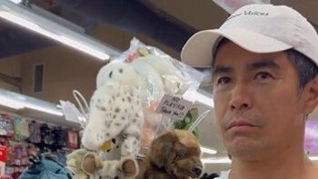 「筋肉すごい」伊藤英明 たくましい腕で人形を抱きしめる姿を公開！真顔で遊ぶシュールな様子に「おもちゃで遊んでる子供」