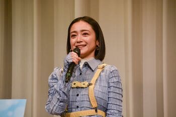 安達祐実　娘が18歳に！砂浜でハグするショット公開　「口元がそっくり」と驚きの声も