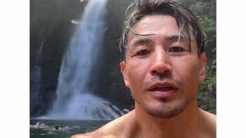 「ターザン化」魔裟斗(46) まるで彫刻！？な重厚ボディー披露！ 滝の前でたたずむ仁王立ちショットに「相変わらずすげえ体」