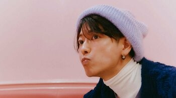 「みんな大好き モグモグたけるん」佐藤健 キャップの影からカメラ見つめる視線にドキッ！私服姿で“最近食べたもの”を紹介 