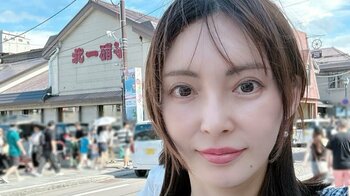 2児のママ・押切もえ 美ボディ際立つ水着ショットを披露！「後ろ姿もきれい」「スタイルの良さが引き立ちます」