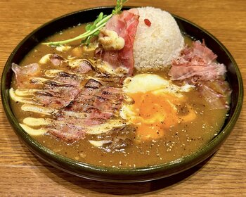 「カレーで、月見。」古き良き日本の“出汁”と“月見”が出会う。