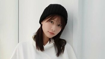 「よーよーって感じの日」めるるが“美脚”チラ見せ 白パーカー姿を披露！「おそろいにしたい！」などファン歓喜