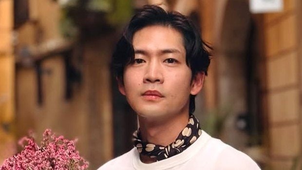 「かっこよすぎんねん」結婚発表した松下洸平 花束抱えたスペインでのオフショット披露！「眼差しの先に居たい」「腕めちゃくちゃ好き」とくぎ付け