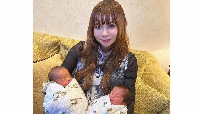 【写真23枚】「それぞれ違ってまたかわいい」中川翔子 個性あふれる双子の足形写真やくりくりおめめのショットなどを見る