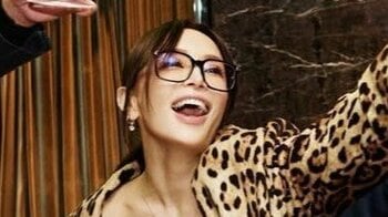 浜崎あゆみ ド派手なヒョウ柄ロングコートで美デコルテ全開姿を披露！バブリーなパーティーでグラス掲げ「ゴージャス過ぎる」「最強すぎ」袖の“1998”にファン歓喜