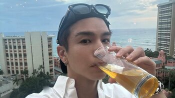 岩田剛典 “リッチ”なハワイ旅を披露！“ルフィが食べてそうな肉”など豪勢な食事やリゾートホテルで絵になるショット連発！「ハワイが似合ういい男」