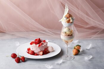 希少な白いちごと深紅のいちごが華やぐ「白いちごのホワイトパフェ」と「ストロベリーロゼパンケーキ」が登場