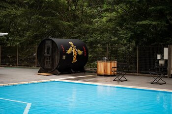宮崎・関之尾公園プールに、地元の焼酎蔵とのタイアップで実現したバレルサウナがオープン ── 関之尾の天然水の水風呂と、受付で銘柄を選べる焼酎ロウリュ