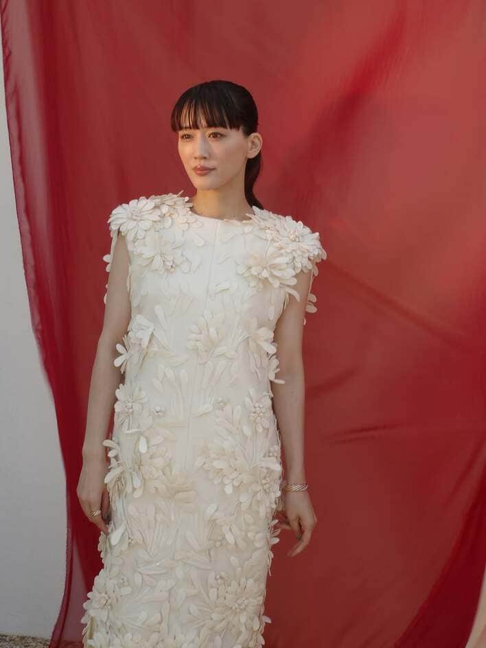 綾瀬はるか 美デコルテ際立つオフショル黒ドレス姿披露！カンヌ映画祭