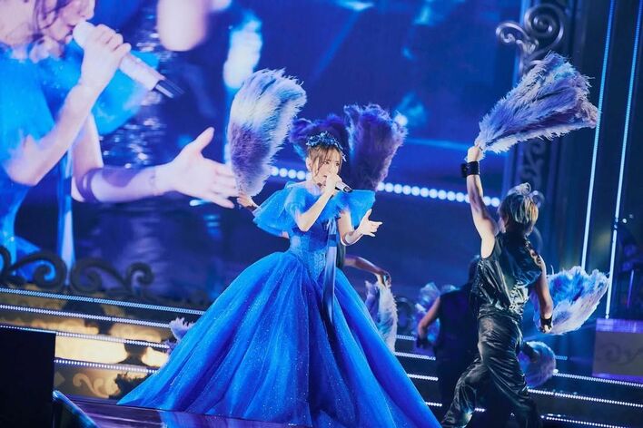 大先生の加速半端ない」浜崎あゆみ 美脚際立つミニ丈衣装やキラキラ