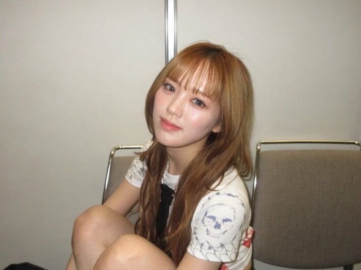 衝撃すぎた！！」NiziU・RIO ピンクヘアに大胆イメチェン！美デコルテ