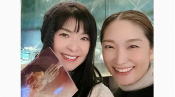 「素敵すぎ！」元宝塚・彩輝なお＆陽月華の“ベルばら”鑑賞報告にファンほっこり！彩輝＆星奈優里の同期ショットも