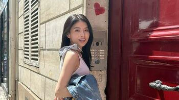 出口夏希　美スタイル際立つ全身デニムコーデでパリの街を散策！プライベートショット公開に「本当に存在する？」の声