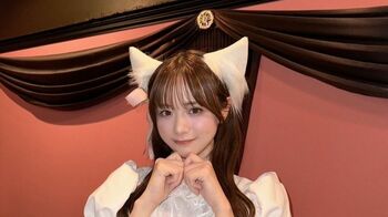 森香澄 メイド姿＆ハワイでのタイトワンピ＆大胆デコルテ姿披露！あざとショットに「息が止まるほどかわいい」とファン悶絶