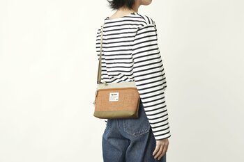 【moz(モズ)】秋の新色キャメル×オレンジ登場！秋のお散歩や旅行を軽やかに。A5サイズがすっぽり収まる、軽量＆おしゃれなサコッシュショルダー