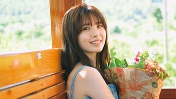 ベッドでまどろむ白ランジェリーショットを披露！乃木坂46・筒井あやめ 初々しさあふれる“寝起きショット”公開 1st写真集『感情の隙間』