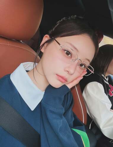 重盛さと美/メガ盛り 重盛さと美 “公開断髪”したイメチェンが話題！うるうるした瞳で見つめ