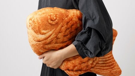 【ニトリ】累計490万個超えの大人気クッションに新顔！“たい焼き＆ワッフル”のやわらかい触り心地がたまらない！実物参考に「試作を重ねてふっくらと…」